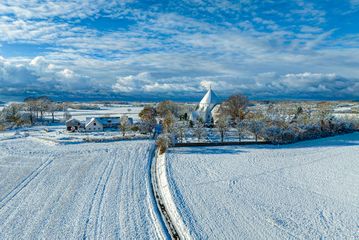 Art 21055 - Dronefoto, Østerlars Rundkirke i sne