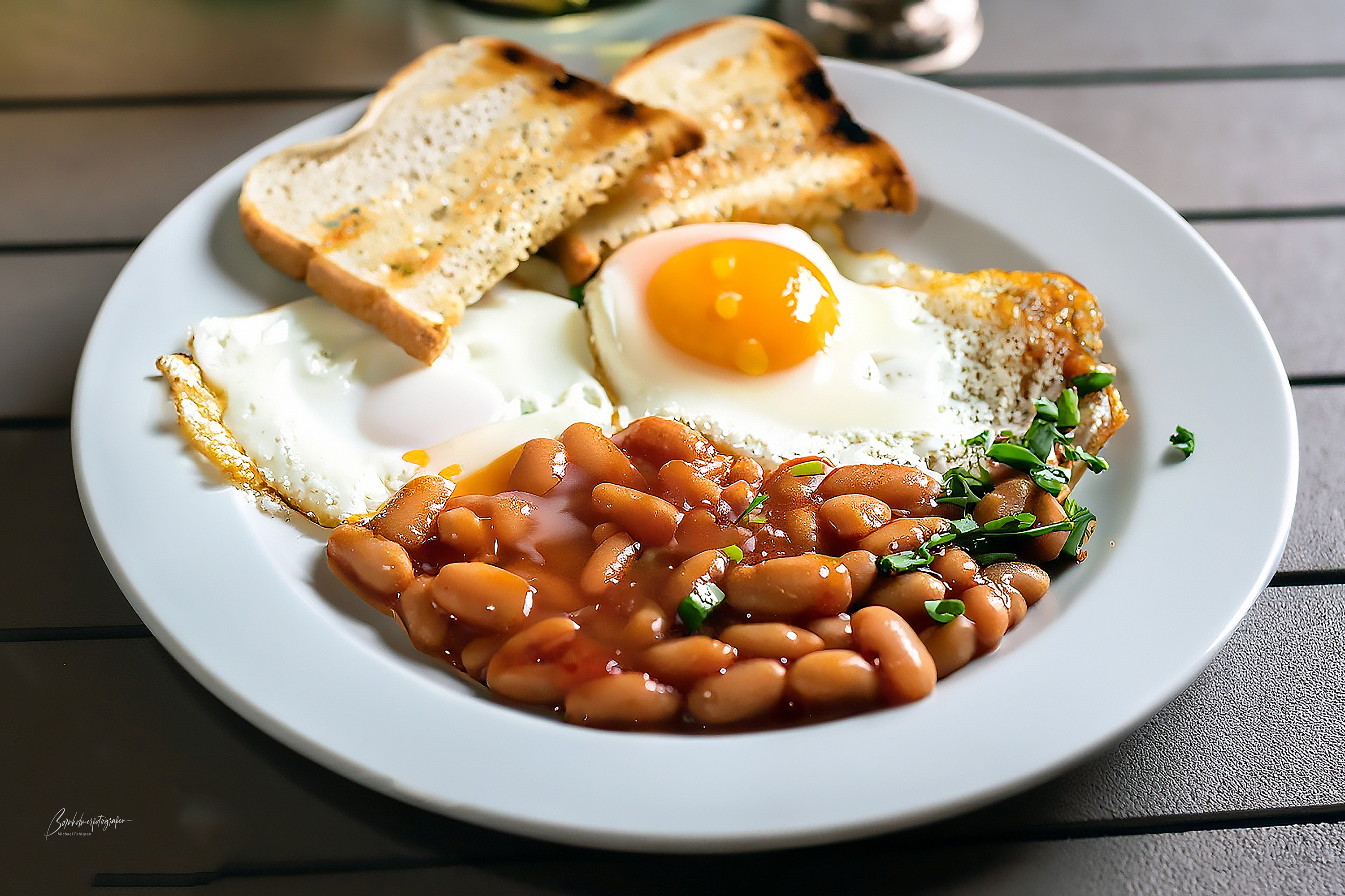 Spejlæg på tallerken med bønner og toast